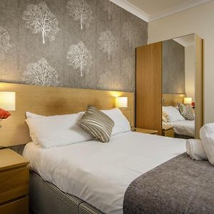 Zimmer mit Kingsize-Bett